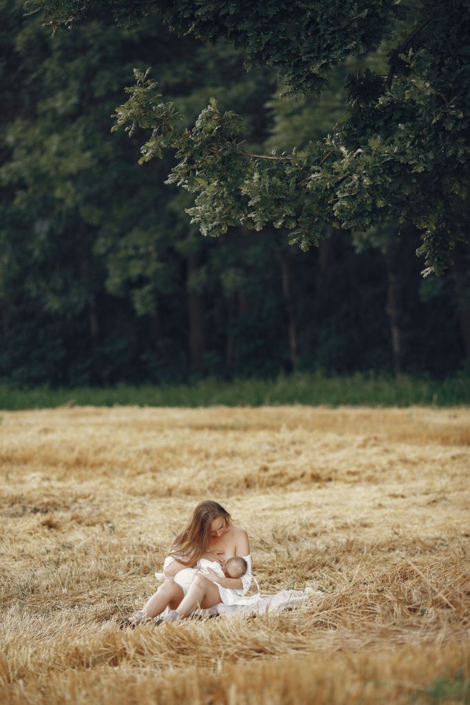 Mère allaitant son bébé en plein air, moment paisible