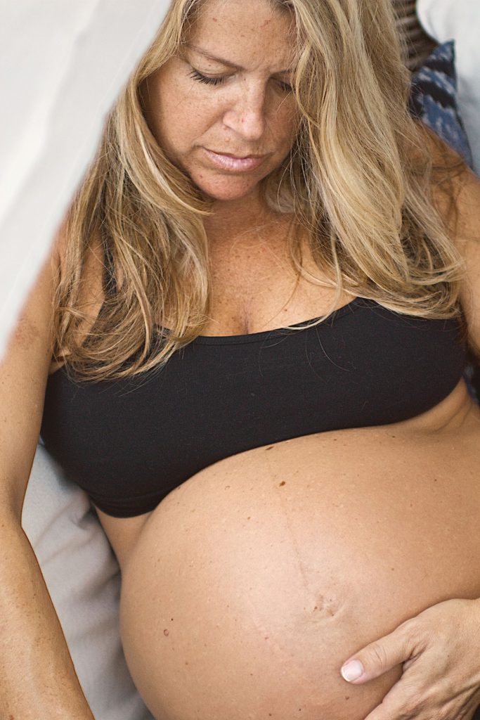 Femme enceinte allongée, moment de détente et de bien-être