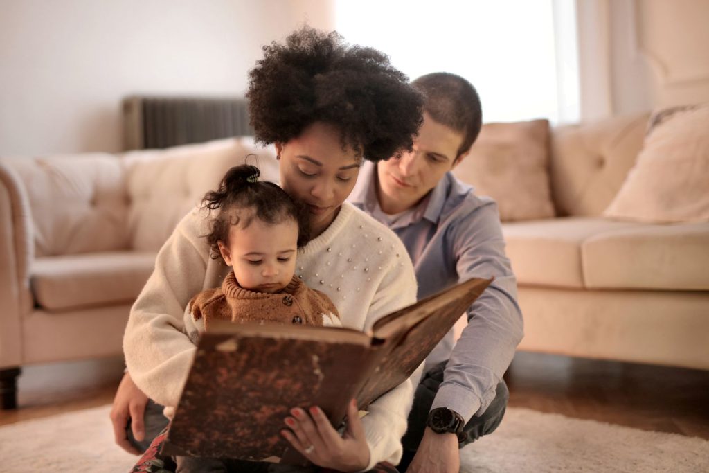 Famille lisant un livre ensemble dans un salon chaleureux