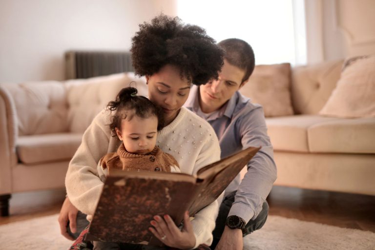 Famille lisant un livre ensemble dans un salon chaleureux