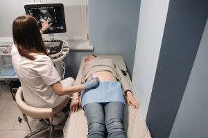 Professionnelle de santé commentant une échographie avec une patiente